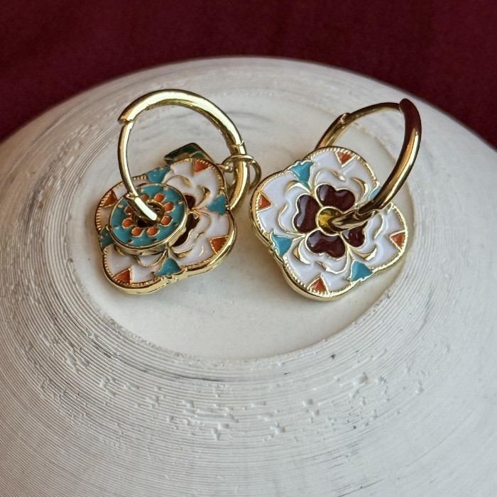 Çiçekli Renkli Gold Küpe: Zarafetin ve Doğallığın Büyüleyici Birleşimi resmi