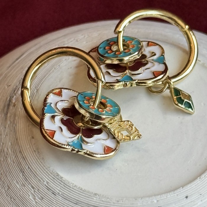 Çiçekli Renkli Gold Küpe: Zarafetin ve Doğallığın Büyüleyici Birleşimi resmi