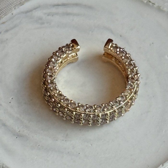 Gold Taşlı Earcuff: Işıltılı ve Zarif Dokunuş resmi