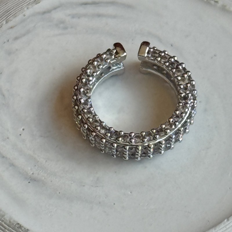 Gümüş Taşlı Earcuff: Zarif ve Parıldayan Detay resmi