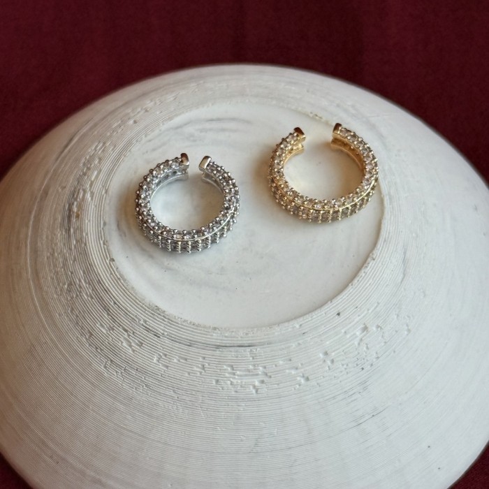 Gümüş Taşlı Earcuff: Zarif ve Parıldayan Detay resmi