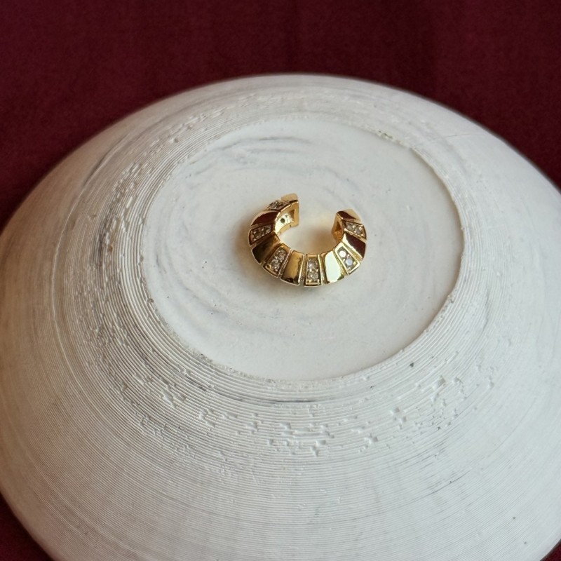 Gold Earcuff: Modern ve Şık Bir Dokunuş resmi