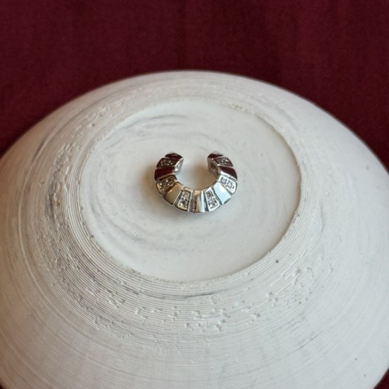 Gümüş Earcuff: Zarif ve Modern Şıklık resmi