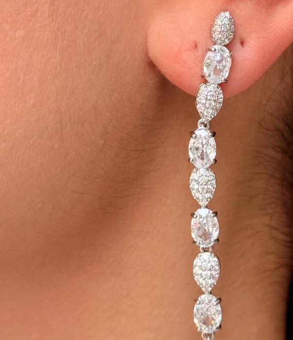 Işıltılı Zarafet: Taşlı Gümüş Sallanan Küpe resmi