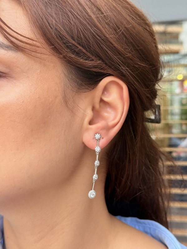 Zamansız Şıklık: Taşlı Gümüş Sallantı Küpe resmi