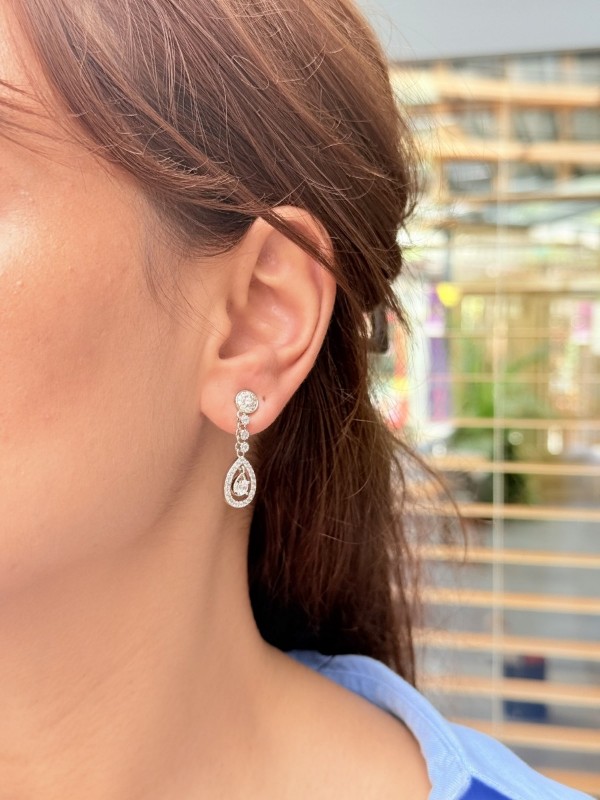 Su Damlası Işıltısı: Gümüş Sallantılı Küpe resmi