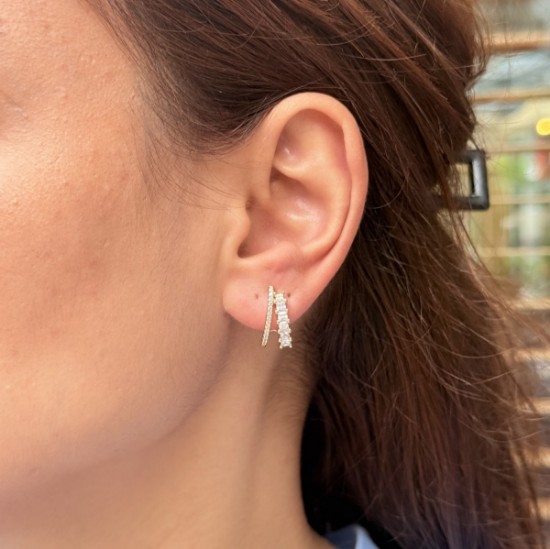 Zarif Işıltı: Minimal Gold Taşlı Küpe resmi