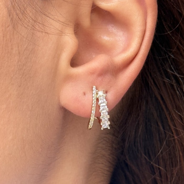 Zarif Işıltı: Minimal Gold Taşlı Küpe resmi