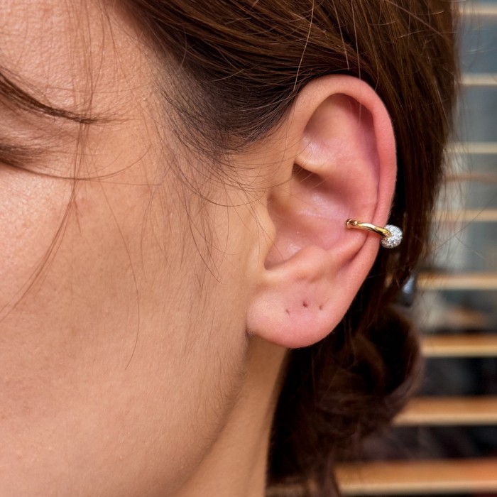 Minimal Taşlı Halka Küpe resmi