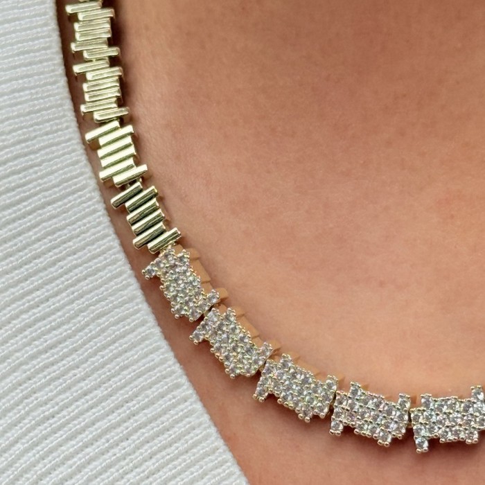 Yoğun Taşlı Özel Tasarım Kolye resmi