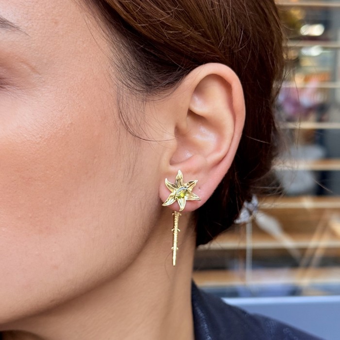 Yeşil Taşlı Gold Çiçek Küpe resmi