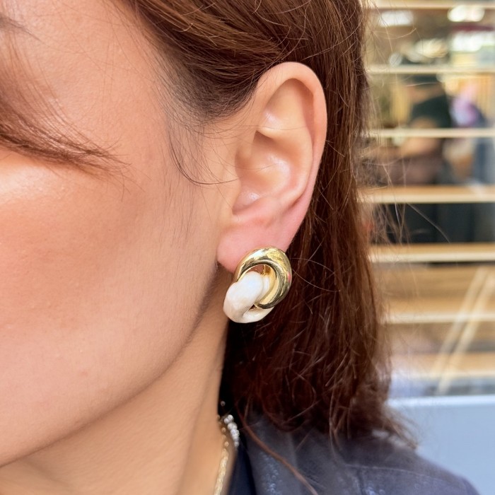 Mineli Krem Halkalı Altın Küpe resmi