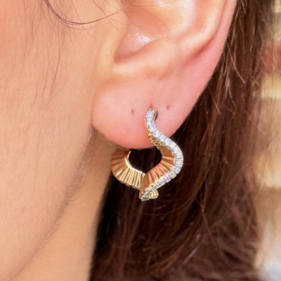 Kıvrımlı Altın Küpe resmi