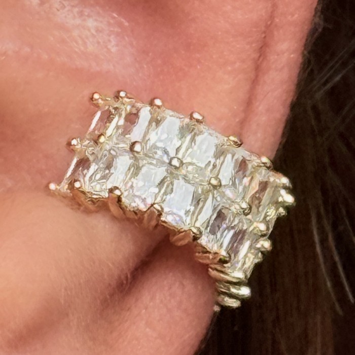 Altın Dikdörtgen Taşlı Kıkırdak Küpe resmi