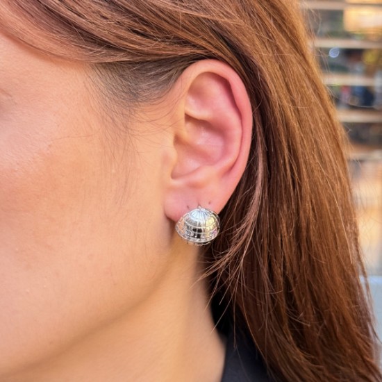 Kubbe Form Bombeli Küpe – Gümüş Ton resmi