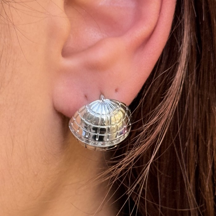 Kubbe Form Bombeli Küpe – Gümüş Ton resmi