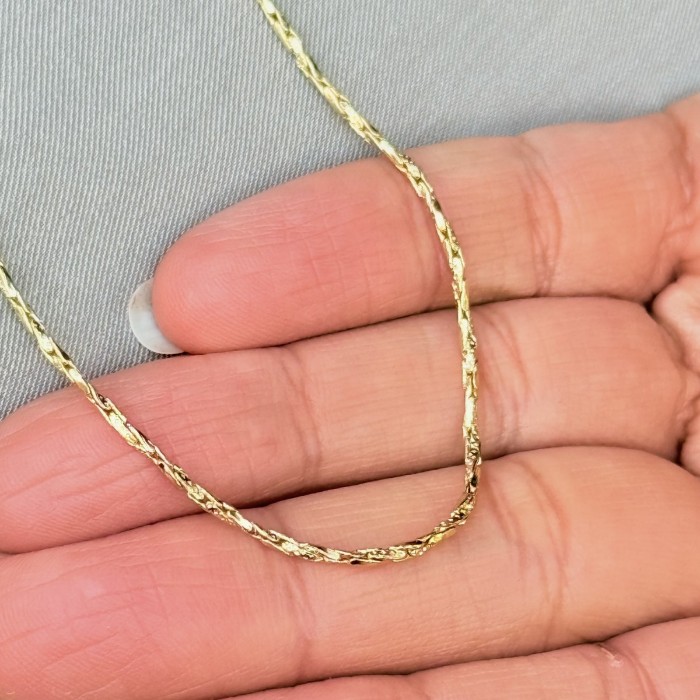 Bükümlü Kabartma Zincir Kolye resmi